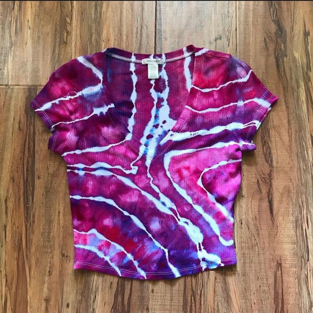 Geode Ice Dyed V Neck Crop Top women’s med